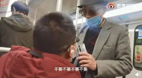上海地铁小伙给大爷让座遭拒：我跑长跑的