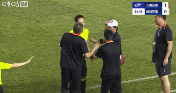 跪了！梅州危险区域  倒地没吹后亚泰破门，梅州工作人员激动向主裁下跪