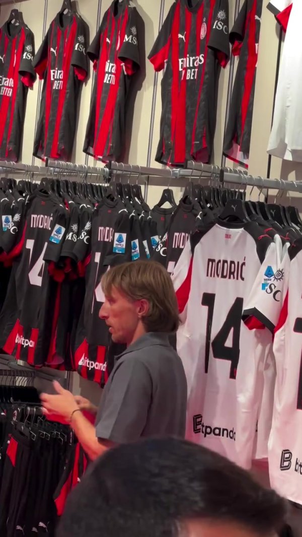 签名版售价多少?莫德里奇在米兰旗舰店为首批上架运动活动 服 签名 签名版售价多少?莫德里奇在米兰旗舰店为首批上架运动活动 服 签名