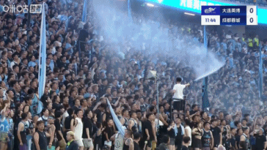 火热!英博主场作战 球迷用喷水枪烘托气氛+降温 火热!英博主场作战 球迷用喷水枪烘托气氛+降温