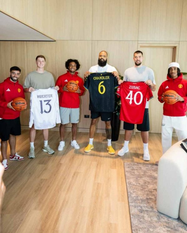 ⚽🏀联动!祖巴茨等NBA球员造访卡灵顿,获赠曼联运动活动 服 ⚽🏀联动!祖巴茨等NBA球员造访卡灵顿,获赠曼联运动活动 服