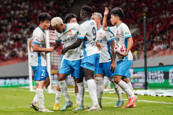 青岛西海岸连续五场不败,追平他们在中超单赛季连续不败场次记录 青岛西海岸连续五场不败,追平他们在中超单赛季连续不败场次记录