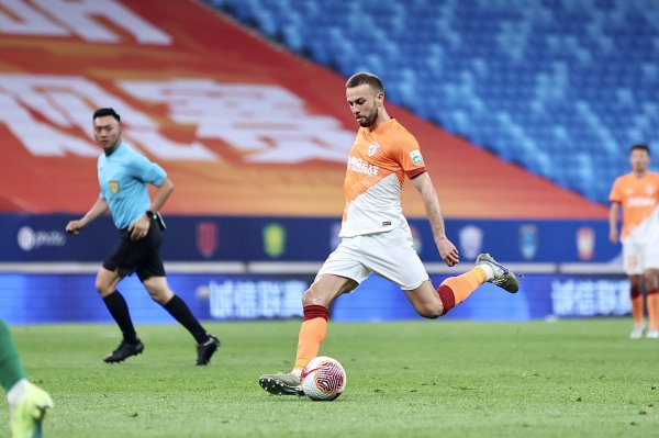 青岛记者：萨里奇上周回欧洲疗伤本周便已归队，速度之快始料未及