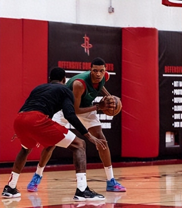 申京苦练三分提前适应新赛季角色 申京苦练三分提前适应新赛季角色