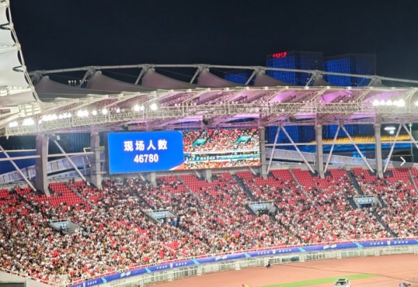 太火爆了!武汉“汉超”揭幕战,沌口体育中心有46780人现场观战 太火爆了!武汉“汉超”揭幕战,沌口体育中心有46780人现场观战