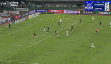 错失良机,阿苏埃上半场尾声阶段近距离推射,皮球被挡偏出立柱 错失良机,阿苏埃上半场尾声阶段近距离推射,皮球被挡偏出立柱