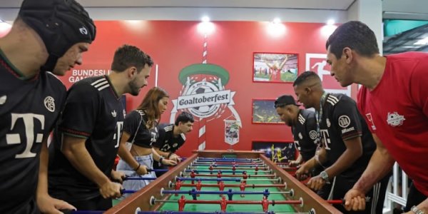 拜仁参加巴西啤酒节活动,卢西奥到场和球迷亲切互动并签名 拜仁参加巴西啤酒节活动,卢西奥到场和球迷亲切互动并签名