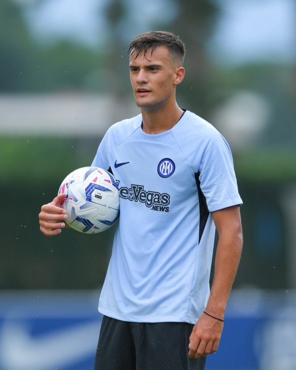 记者:国米正关注小将斯坦科维奇,球队有回购条款及转会分成 记者:国米正关注小将斯坦科维奇,球队有回购条款及转会分成